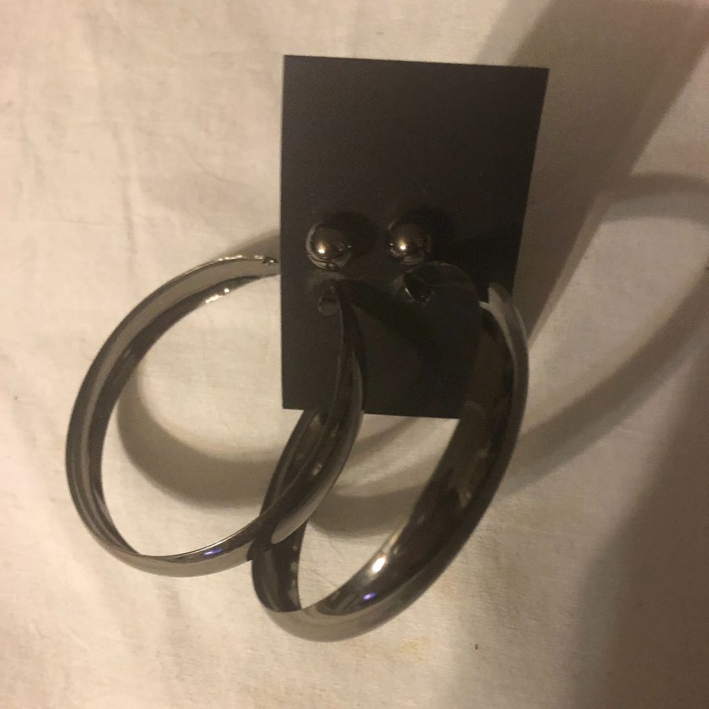 WOMEN'S  SET OF 2 PIERCED EARRINGS